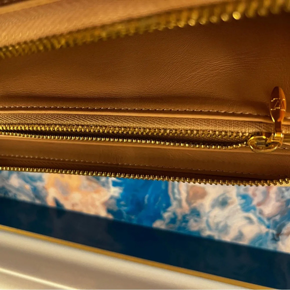⭐️ Louis Vuitton Authentic tan/butterscotch zippy Vernis wallet GUC - Picture 5 of 16